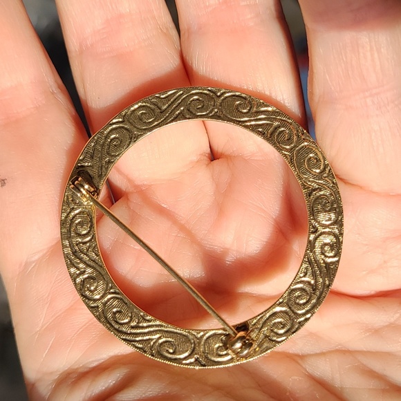 2/$12 Large goldtone circle brooch with faux pearls - Picture 3 of 3